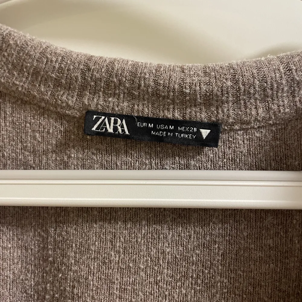 Ribbstickad tröja med krage och V-ringning från Zara. I storlek M.. Tröjor & Koftor.