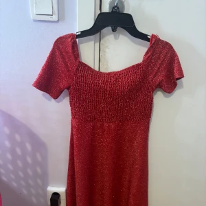 Röd julig klänning med räfflat - Denna klänning har använts endast en gång för ett år sedan. Europa: 146-152. Denna klänning är i normal storlek.  Dessutom är priset sänkt med 30kr