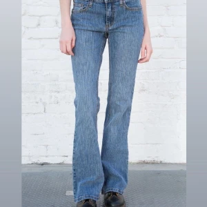 Brandy Melville jeans brielle - Säljer dessa superfina och populära lågmidjade/mid waist bootcut jeans från brandy Melville i modellen brielle 🫶 säljer då de tyvärr är för korta för mig som är 174 😢 inga defekter 🫶 måtten är innerben 80 och midja 70. Andra bilden är lånad 🫶
