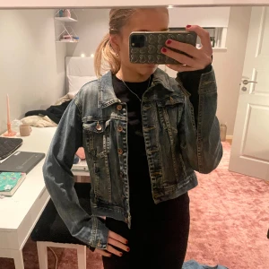 Jeansjacka - Säljer denna jeansjacka, döden är oversize men inte så lång, från hm och passar mig som är strl S