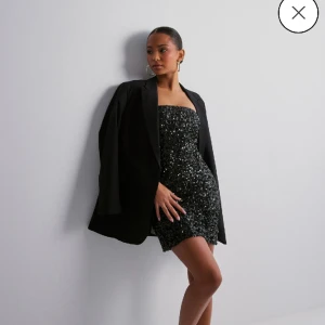 Paljettklänning nelly - Jätte fin paljettklänning, perfekt till nyår. Slutsåld på hemsida, den är helt ny med prislapp kvar. Säljer för den var för liten för mig. 