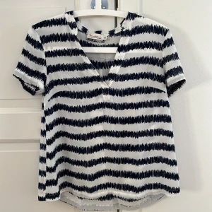 Kortärmad topp i fint skick från Bondelid - Kortärmad topp i vitt och blått i fint skick. Material: polyester.