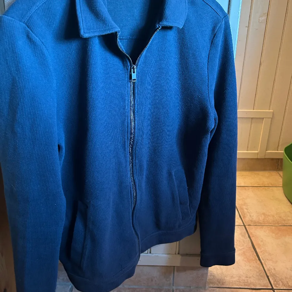 Snygg zip tröja från ett bra varumärke. Köpt för 879kr och är helt felfri. Säljer för den är förliten. Bästa tröjan jag någonsin haft men köpte för liten storlek.. Tröjor & Koftor.