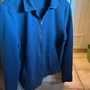 Snygg zip tröja från ett bra varumärke. Köpt för 879kr och är helt felfri. Säljer för den är förliten. Bästa tröjan jag någonsin haft men köpte för liten storlek.