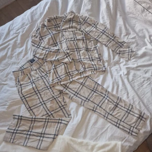 Pyjamas set - Super fint pyjamas set, legat vikt i garderoben därmed lite skrynklig. Knappt använd och inga defekter dylikt🫶🏼
