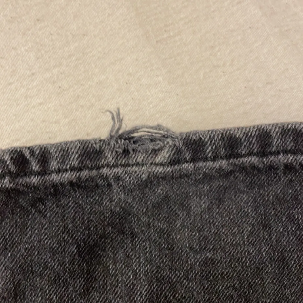 Dessa svarta jeans från lager 157 som tyvärr är för små för mig💕 de är lite trasiga som ni ser på tredje bilden längst ner på jeansen.. Jeans & Byxor.