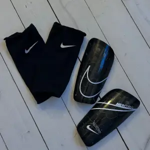 Svarta benskydd från Nike använda en säsong