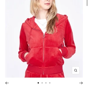 Säljer mina röda juicy couture xxs  - Bara byxorna kostar-300 kr Bara tröjan-400 Säljer för de har blivit för små Tröjan är nästan oandvänd  Byxorna är lite kortare en vanliga