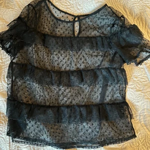 Svart fest topp - Supersnygg svart fest topp, står inget märke eller storlek men passar mig som har S🫶🏼