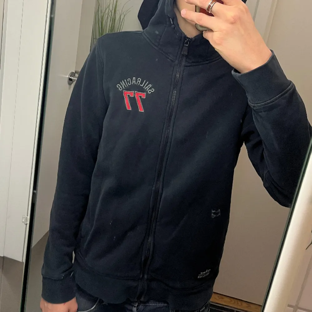 En Nice sail racing zipup Hoodie i bra skick, skriv vid frågor/köp!   Jag är 188 som referens . Hoodies.