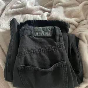 Säljer dessa jeans från Gina i storlek 32, midwaist och raka. Endast slitage på lappen annars i fint skick. 