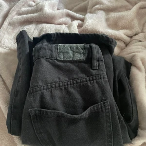 Gina jeans  - Säljer dessa jeans från Gina i storlek 32, midwaist och raka. Endast slitage på lappen annars i fint skick. 