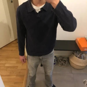 Polotröja  - Marinblå Är 165 cm som referens. 