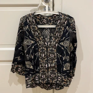 Mycket fin blus från Odd Molly - Mycket fin blus från Odd Molly i beige, rosa och svart mönster. 100% viskos. Nästan aldrig använd. 