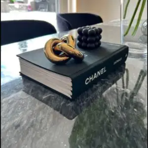 En tablet book Chanel 