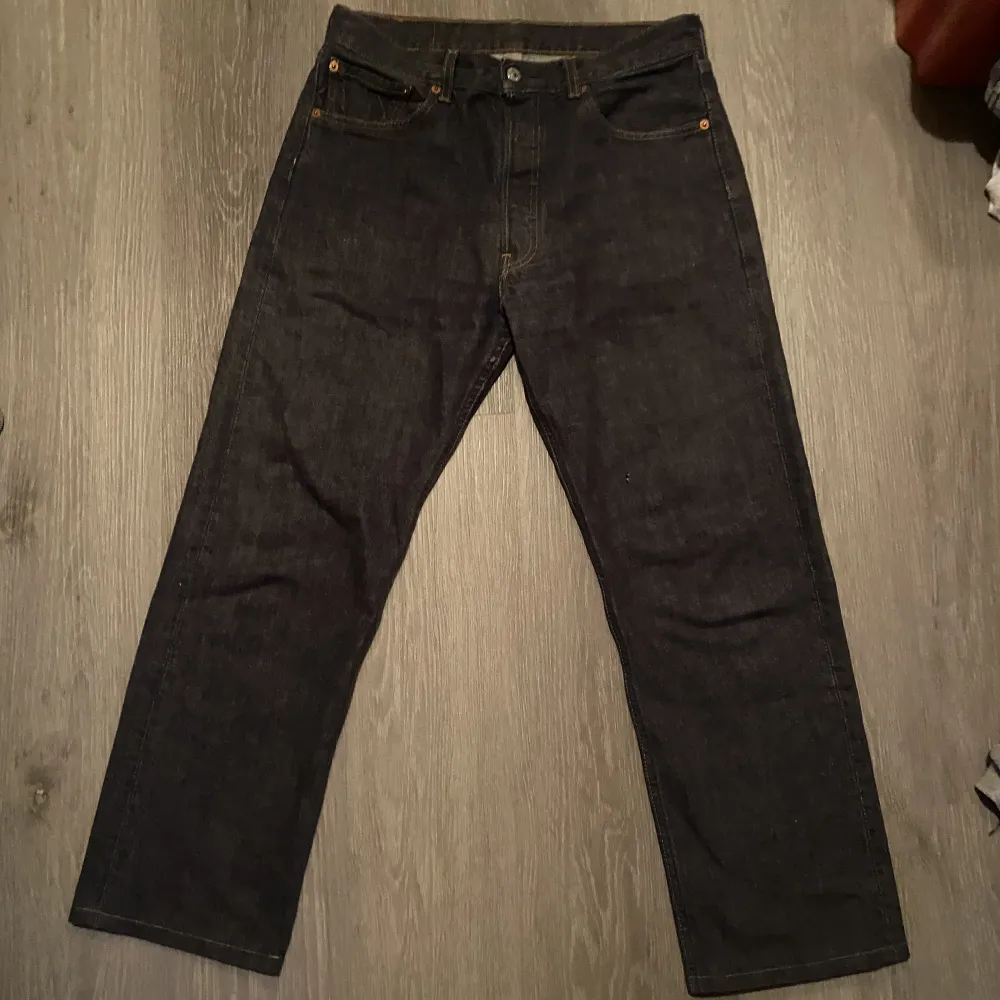 Säljer mina Mörkblåa Levi’s 501 Vintage då dem inte används. Size är 33/32 men de är uppsydda till 33/30. Perfekt Julklapp eller till dig själv:). Jeans & Byxor.