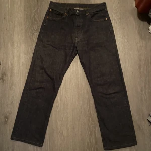 Levi’s 501 Vintage - Säljer mina Mörkblåa Levi’s 501 Vintage då dem inte används. Size är 33/32 men de är uppsydda till 33/30. Perfekt Julklapp eller till dig själv:)