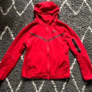 Nike tech - Säljer denna Nike tech fleece för att använder inte den längre. Nästan ny skick. 9/10