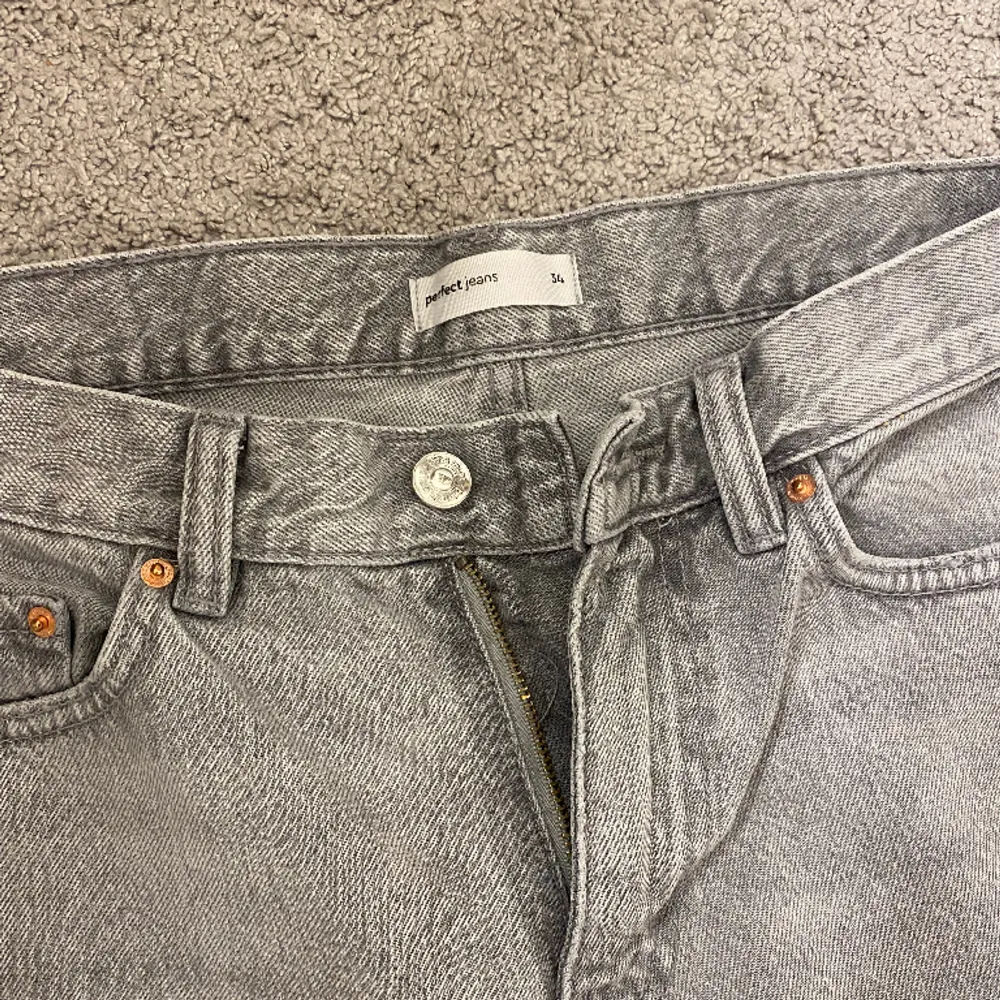 Gråa low straight jeans ifrån Gina tricot i stolek 34. Använda ett fåtal gånger, därav mycket bra skick💓💓. Jeans & Byxor.