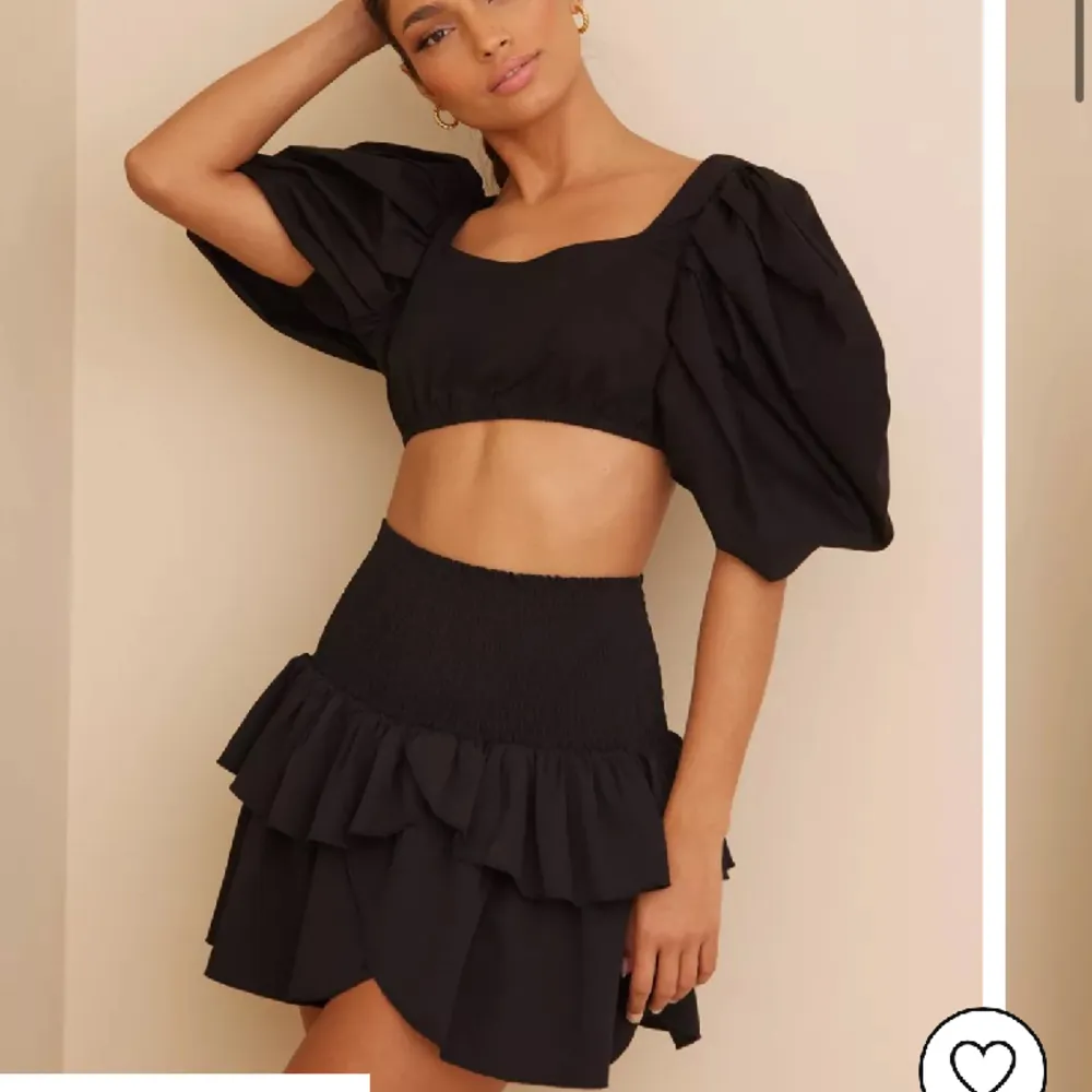 Helt oanvänd, nyskick! Köpt från nelly.com och är slutsåld. Inte använd på grund av att jag har en liknande! Storlek 36. Nypris 449:- Bara att skriva om frågor eller egna bilder💗💗pris kan diskuteras vid snabb affär! . Hameet.