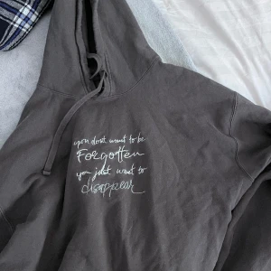 Hoodie - Lana del Rey hoodie vet ej storlek då ja klippte av lappen för längesedan men kanske är en s o knappt använd