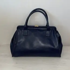 Mörkblå väska för bara 140kr, använd bara ett fåtal gånger. 🫐