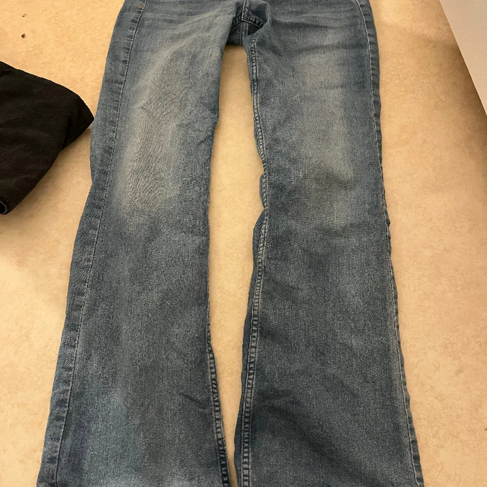 Använd ej köp nu Lågmidjade bootcut/straight jeans Storlek 36 Köparen står för frakten. Jeans & Byxor.