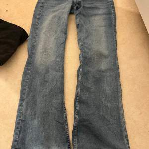 Använd ej köp nu Lågmidjade bootcut/straight jeans Storlek 36 Köparen står för frakten