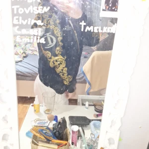 Skön tröja  - Denna tröjan är så f@cking skön, säljs pga köpte matcande till mig o mitt ex så behöver liksom inte två likadana 😭❤️vet inte märket, kom med bud