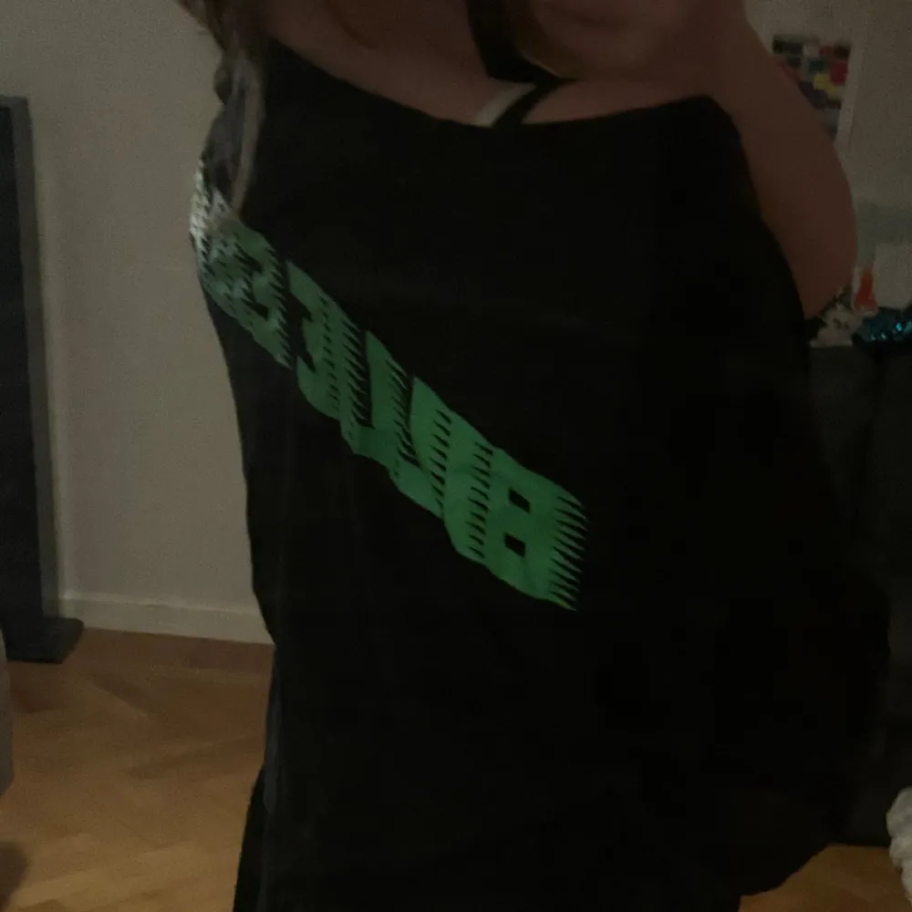 Oversized Billie Eilish t-shirt, köpt från H&M. OBS! Den har ett litet hål under det gröna på magen(se bild) . T-shirts.