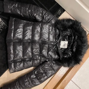 Jacka Zara - Snygg glansig jacka m svart fuskpäls