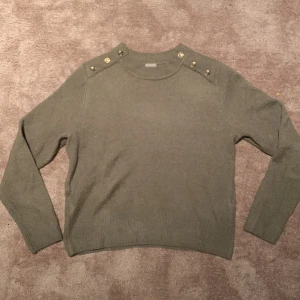 Intressekoll - Intressekoll på min finstickade tröja som är i nyskick ( följer med en till guldknapp)