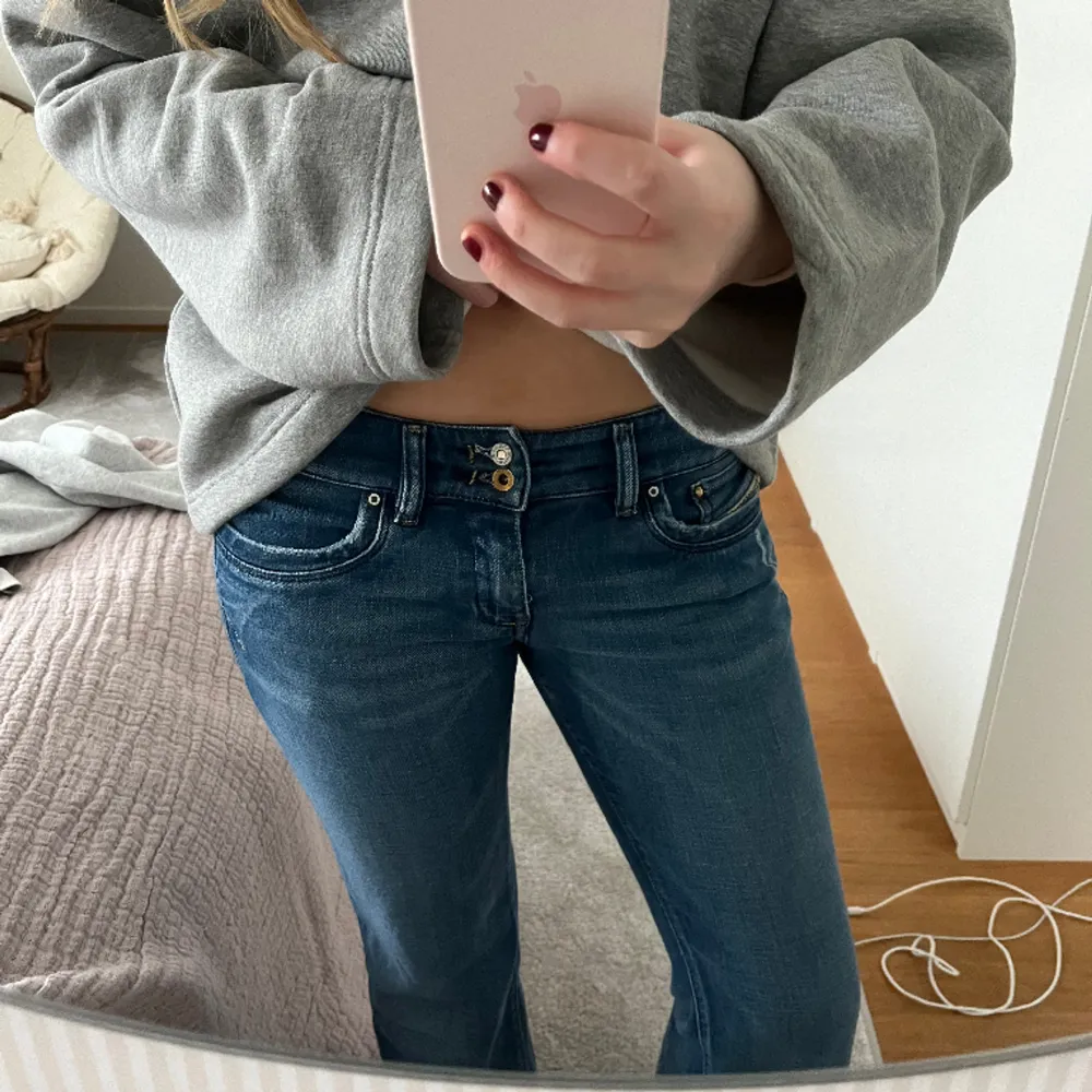 Säljer dessa superfina Low waist diesel jeans pågrund av att dem inte kommer till användning. Jeansen har en liten tillgjord slitning på ena fickan fram. Älskar dem här jeansen. Skriv för fler bilder. Jeans & Byxor.