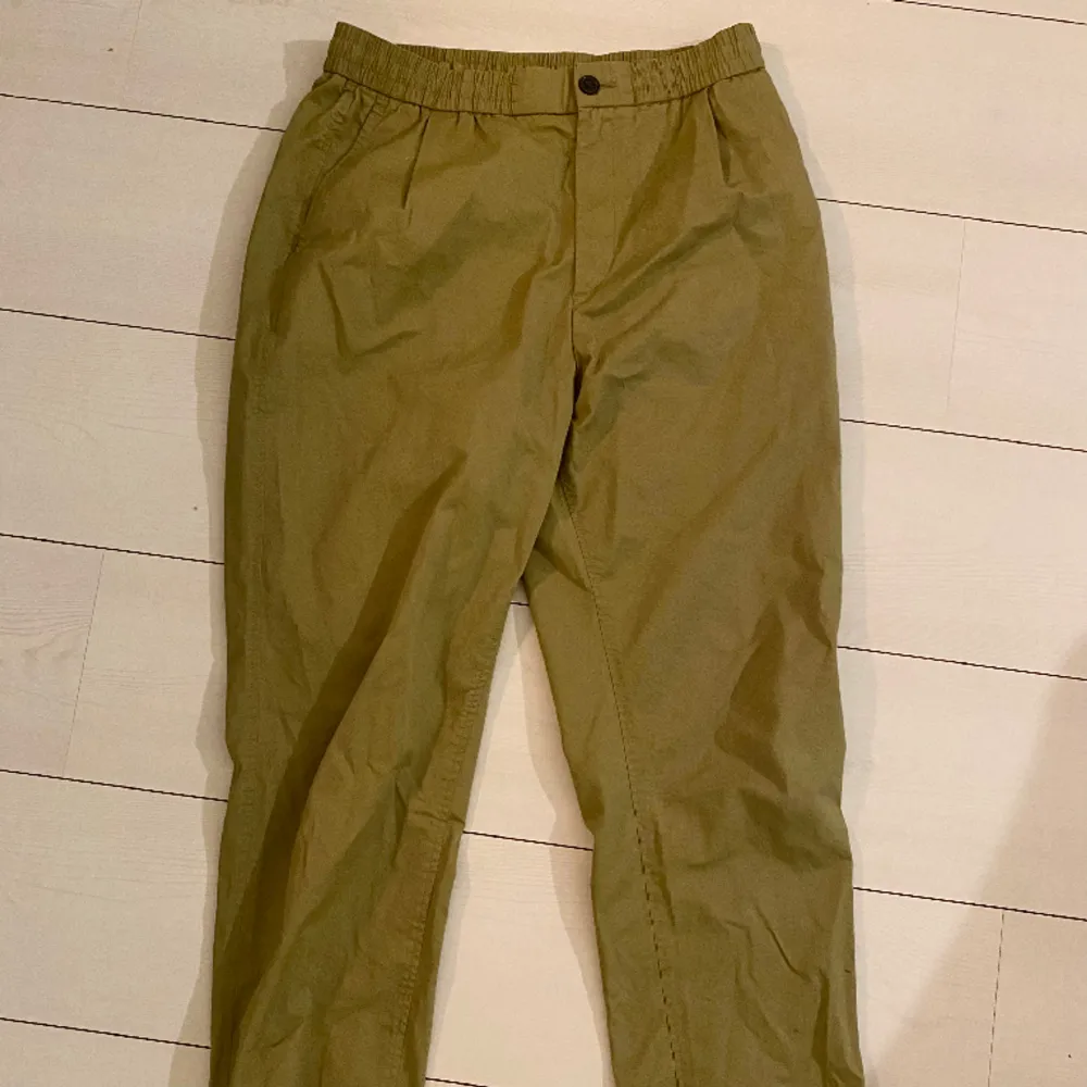 coola gröna byxor från h&m. storlek S. säljer pga att de inte kommer till användning. endast använda ett fåtal gånger. pris går alltid att diskutera! . Jeans & Byxor.