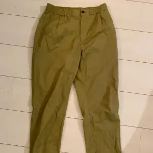 coola gröna byxor från h&m. storlek S. säljer pga att de inte kommer till användning. endast använda ett fåtal gånger. pris går alltid att diskutera! 