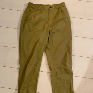 gröna byxor - coola gröna byxor från h&m. storlek S. säljer pga att de inte kommer till användning. endast använda ett fåtal gånger. pris går alltid att diskutera! 