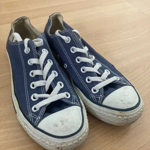 Converse låga blåa - Använda men i gott skick.   Kan frakta om man står för kostnaden själv. Kan annats mötas i Lund/Staffamstorp eller Södra Stockholm.