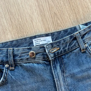 Bershka jeans - Nästan aldrig använda. Stora i midjan så jag satte dit en extra knapp! 😁👍🏼 Passar mig perfekt som är 165 💘
