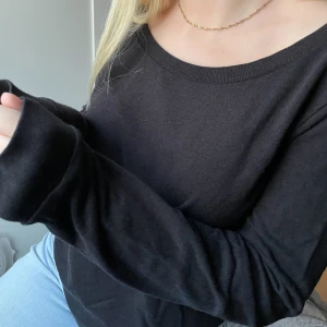 Basic svart långärmad - Detta är en basic långärmad tröja som man kan matcha med typ allt. Den är inte superny men fortfarande väldigt fin, därav det billiga priset🤍