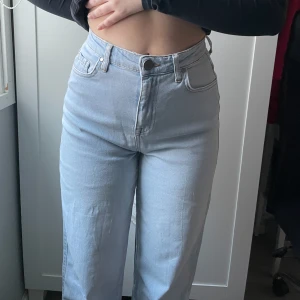 Ljusblå jeans - Säljer nu dessa blå jeans från Madlady. Sista bilden visar att jag har förstärkt byxhällan i bak på byxorna. Har gjort detta på båda sidor. Utöver det riktigt bra passform och fin färg.💙👖