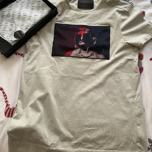 Limitato T-Shirt - En limitato t-shirt i väldigt fint skick. Använd endast ett fåtal gånger. Vid frågor är det bara att höra av er! Nypris ca 2000 kr