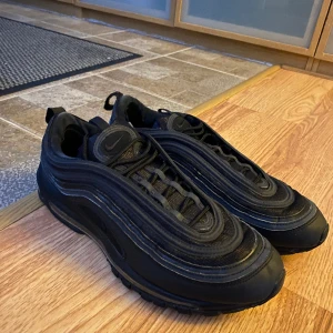 nike air max 97 black - Har inte använts så mycket väldigt fräscha, super pris för kvaliten. Storlek 46 passar 45