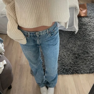 Lågmidjade jeans - Sitter oversized på mig som har 34/36. Jeansen är o storlek 40 men mer som en 38