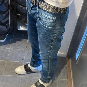 Replay Jeans - Säljer dessa feta Replay jeans för ca 1500kr, mitt pris 475kr. Jeansen har inga defekter och har använts varsamt. Skulle säga att jeansen passar för 180-190 då de är hyperflex! Tveka inte att höra av dig med minsta fundering!