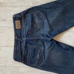 Lågmidjade Bootcutjeans - Säljer dessa superfina lågmidjade bootcutjeans💕Midjemått: 74 cm innebredd: 75 cm 