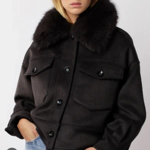 Meotine jacka - Svart meotine jacka! Så fin! Avtagbar päls. Såljer för att den inte kommer till använding längre🥰