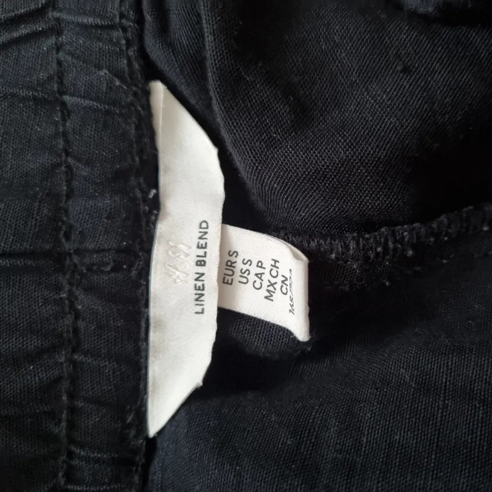Jätte fina svarta linnebyxor från H&M i storlek S. Säljer då det inte kommer till använding!😇konkta vid frågor eller intresse. Jeans & Byxor.