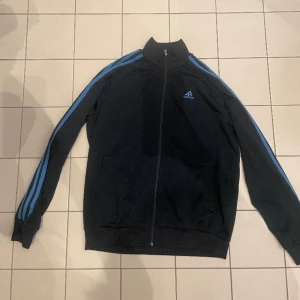 Adidas kofta  - Säljer adidas kofta storlek S, fint skick lite använd. Kan tänka mig mötas upp i Malmö 