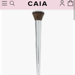 Caia sminkborste  - En f13 Caia sminkborste, den gamla designen med brunt ish skaft. Använd lite, tvättas såklart innan💗