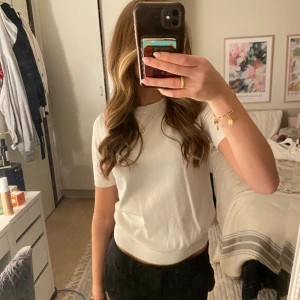 Stickad t-shirt  - en vit stickad t shirt från HM, den är använd i skicket men inte ful så som hål osv Köparen står för frakten